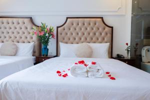 Postel nebo postele na pokoji v ubytování Royal Hotel Trâu Quỳ