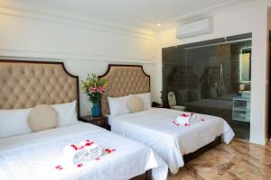 Postel nebo postele na pokoji v ubytování Royal Hotel Trâu Quỳ
