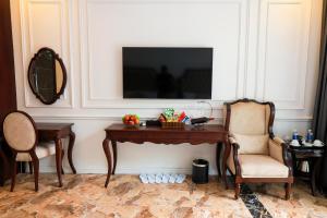 TV a/nebo společenská místnost v ubytování Royal Hotel Trâu Quỳ