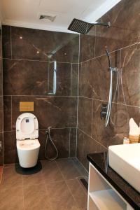 Koupelna v ubytování Royal Hotel Trâu Quỳ