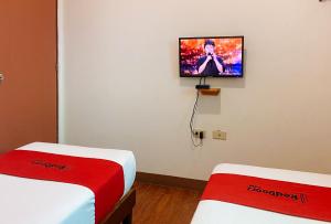 TV a/nebo společenská místnost v ubytování RedDoorz Plus at Balai Sofia Bed & Breakfast Batangas