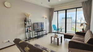 丹绒道光LM HomeyC 3BR Family Suite for 4-14 Pax with Nexflix & Coway Water Purifier的带沙发和电视的客厅