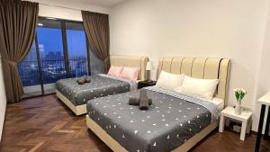 丹绒道光LM HomeyC 3BR Family Suite for 4-14 Pax with Nexflix & Coway Water Purifier的带窗户的酒店房间里有两张床 更多27张照片