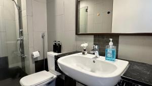 LM HomeyC 3BR Family Suite for 4-14 Pax with Nexflix & Coway Water Purifier的一间浴室