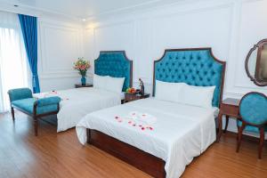 Postel nebo postele na pokoji v ubytování Royal Hotel Trâu Quỳ