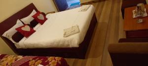 コダイカナルにあるWoods Villaの小さなベッド1台が備わる小さな客室です。