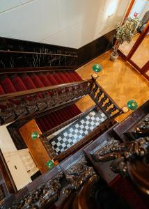 een overhead view of a playthrough of a game of chess bij The Velvet Lodge in Den Haag