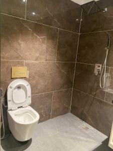 Koupelna v ubytování Royal Hotel Trâu Quỳ