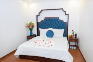 Postel nebo postele na pokoji v ubytování Royal Hotel Trâu Quỳ
