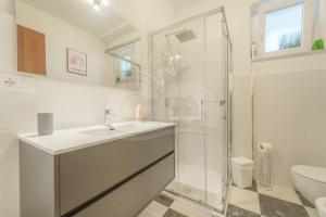 Un baño con ducha, lavabo e inodoro. en Casa Cristina - Goelba, en Porto Azzurro 27 fotos más