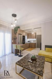 un salon avec un canapé et une table dans l'établissement Roksen Apartments JUNGLE, à Ioannina