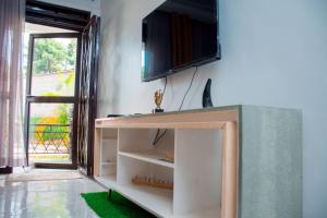 Μια τηλεόραση ή/και κέντρο ψυχαγωγίας στο Travel Sanctuary Residence-Luxury1