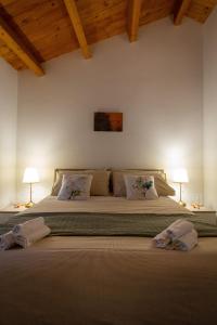 a bedroom with a large bed with two lamps at Le tre Spighe - Affitti Brevi Italia in LʼAquila