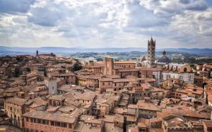 an aerial view of a city with buildings at Perla moderna nella natura in Siena