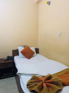 Letto o letti in una camera di Om Mandakini Hotel