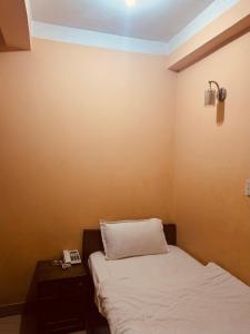 Letto o letti in una camera di Om Mandakini Hotel