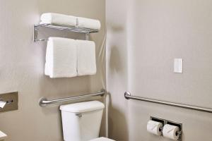bagno con servizi igienici bianchi e asciugamani di SpringHill Suites Phoenix Downtown a Phoenix