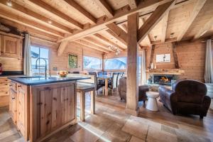 Η κουζίνα ή μικρή κουζίνα στο Chalet La Cabane, Carroz d Araches - by EMERALD STAY +43 φωτογραφίες