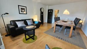 Khu vực ghế ngồi tại Ferienwohnung in zentraler und ruhiger Lage mit Balkon, fußläufig zur Innenstadt +16 ảnh