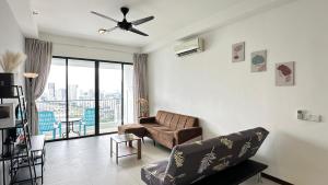 LM HomeyC 3BR Family Suite for 4-14 Pax with Nexflix & Coway Water Purifier的休息区