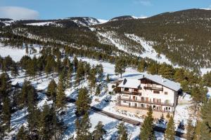 an aerial view of a house in the snow at Hotel Golf Natura in La Coma i la Pedra