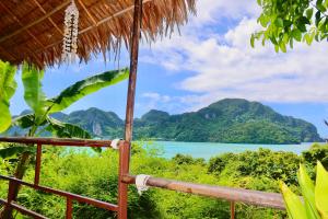 una vista da una capanna con vista sull'oceano di Phi Phi Sea Sky Resort a Phi Phi Don
