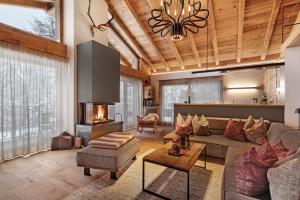 uma sala de estar com um sofá e uma lareira em K Lodge Mountain em Valdaora
