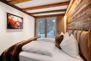 um quarto com duas camas com travesseiros brancos em K Lodge Mountain em Valdaora