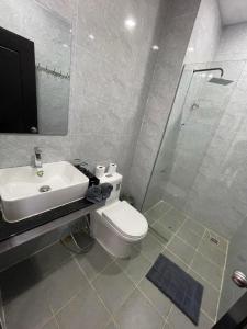 a bathroom with a toilet and a sink and a shower at La Tropicale de Siem Reap in Phumĭ Kruŏs