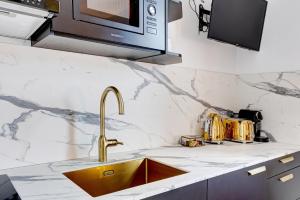 Una cocina o cocineta en 212 Suite Louboutin - Superb Apartment in Paris