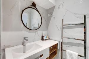 Un baño de 212 Suite Louboutin - Superb Apartment in Paris