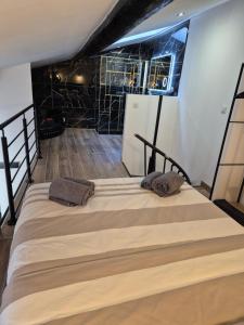 Un pat sau paturi într-o cameră la Appartement Le Balnéo