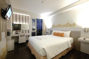 Voodi või voodid majutusasutuse All Nite & Day Hotel Yogjakarta - Gejayan toas