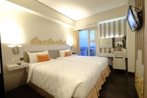 Voodi või voodid majutusasutuse All Nite & Day Hotel Yogjakarta - Gejayan toas