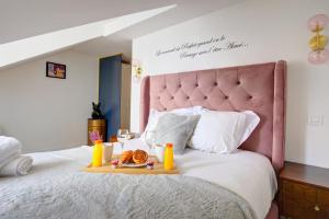 Una cama con una bandeja de comida encima en 214 Suite Vuitton - Superb Apartment in Paris, en París