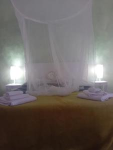 sypialnia z łóżkiem i dwiema lampami w obiekcie Garda City Home Family Apartments w mieście Garda