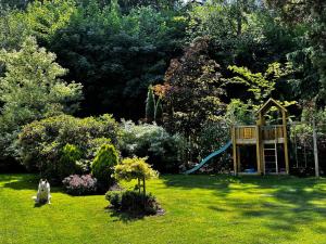 Ein Garten an der Unterkunft Apartmány Klicperka