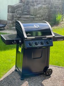Ein für Gäste verfügbarer Grill in der Ferienwohnung