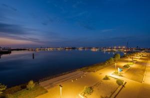 Blick auf einen großen Wasserkörper in der Nacht in der Unterkunft Apartments Rooftop Garden 5 -7 im Ostseeresort Olpenitz in Olpenitz