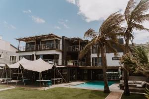 Бассейн в North Star Micro Hotel или поблизости