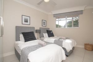 une chambre avec deux lits et une fenêtre dans l'établissement 14 Sea Lodge Umhlanga Rocks, à Durban 13 autres photos
