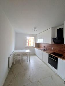 Kuchyň nebo kuchyňský kout v ubytování Apartament Popiełuszki