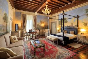 A bed or beds in a room at Villa Il Sasso - Dimora d'Epoca