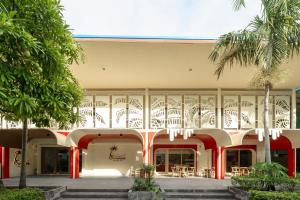 un edificio con palme di fronte di Summer Sea Phi Phi Island a Phi Phi Don