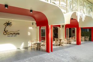 un ristorante con tavoli e sedie in un edificio di Summer Sea Phi Phi Island a Phi Phi Don