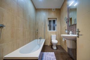 Koupelna v ubytování Exceptional Tigne Seafront Apartments by Shortletsmalta