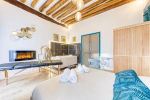 Un dormitorio con una cama y una chimenea. en Suite bien être - jacuzzi et sauna / love room, en Arpajon
