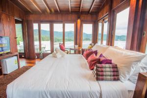 1 cama blanca grande en una habitación con ventanas en Amara - Luxury Infinity Pool Villa with Sea view, en Surin Beach 155 fotos más