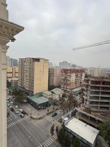 Nespecifikovaný výhled na destinaci Dušanbe nebo výhled na město při pohledu z apartmánu