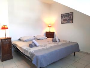 Ένα ή περισσότερα κρεβάτια σε δωμάτιο στο Maison ALIS 5 pièces 10 personnes à 100 mètres de la plage du Courégant